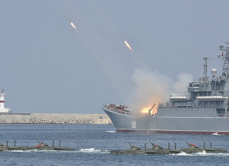 День ВМФ в Севастополе — ракетные залпы, десант БТР-80, вальс буксиров