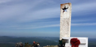 На плато Ай-Петри прошла генеральная уборка и восстановление памятника партизанам 1941г.г. Плато Ай-Петри, уборка территории и ремонт памятника партизанам, 2018