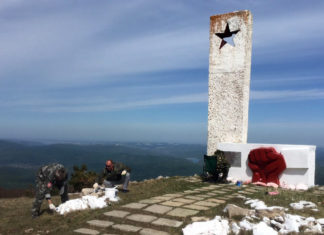 На плато Ай-Петри прошла генеральная уборка и восстановление памятника партизанам 1941г.г. Плато Ай-Петри, уборка территории и ремонт памятника партизанам, 2018