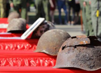 Церемония захоронения останков 147 советских воинов на Мемориальном кладбище, Севастополь Церемония захоронения останков советских воинов на Мемориальном кладбище Севастополь