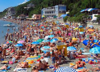 В Крыму отдохнули уже более 1,6 млн. человек В Крыму уже отдохнули более 1, 6 млн. человек