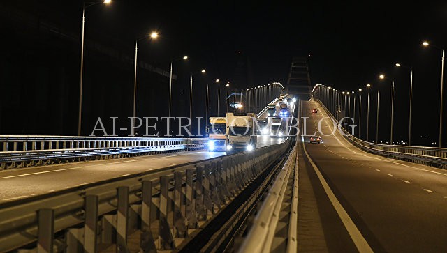 Грузовой транспорт пошел по Крымскому мосту