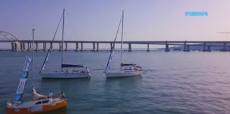 Парусные яхты под арками Крымского моста — регата «Золотое кольцо Боспорского царства»