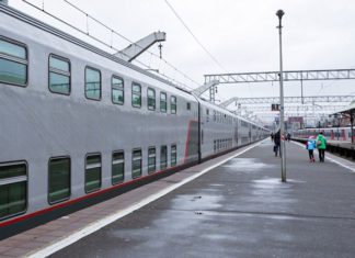 Двухэтажный поезд «Таврия» Москва – Симферополь уже на перроне Казанского вокзала в Москве