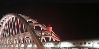 Первый пассажирский поезд №7 «Санкт-Петербург — Севастополь» прошел по Крымскому мосту, видео