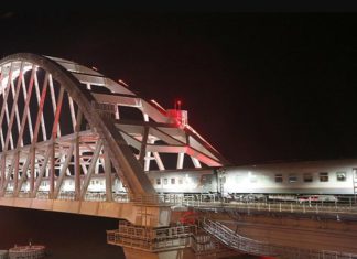 Первый пассажирский поезд №7 «Санкт-Петербург — Севастополь» прошел по Крымскому мосту, видео