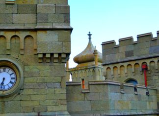 Башенные часы Воронцовского дворца в музее-заповеднике «Алупкинский», интересная видеоистория от сотрудников музея Башенные часы Воронцовского дворца, музей Алупкинский, интересная видеоистория от сотрудников музея