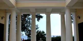 «Чайный домик» нижние террасы в Алупкинском парке, видеоэкскурсия сотрудников музея "Чайный домик" нижние террасы Алупкинском парке, видоэкскурсия сотрудников музея