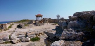 Видеоэкскурсия по Херсонесу «В поисках святой купели» (Вторая часть) Видеоэкскурсия по Херсонесу «В поисках святой купели» (Вторая часть)