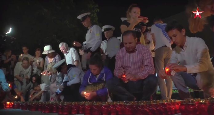В Севастополе прошла акция в ночь на 22 июня - Свеча памяти и кораблики мечты, в память о погибших в годы Великой отечественной Войны