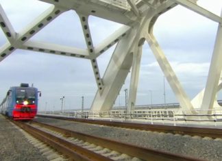 1000-й поезд «Таврия» прошел по Крымскому мосту 1000-й поезд "Таврия" прошел по Крымскому мосту