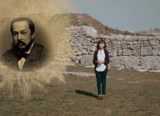 История исследований «Уваровской базилики» (Херсонес), открытой в 1851 М.Шемякиным и разрушенной французами в 1855 в ходе Крымской войны В 1851 году лейтенант 33-го флотского экипажа Михаил Сергеевич Шемякин в ходе археологических работ в Херсонесе обнаружил стену крупного византийского храма. Дальнейшим исследованием памятника занимался граф Алексей Сергеевич Уваров в 1853 году, поэтому храм ныне известен как «Уваровская базилика». Этот крупнейший христианский храм базиликального типа играл значительную роль в религиозной жизни жителей средневекового города Херсонеса-Херсона. Раскопки графа Уварова велись в то время, когда в воздухе уже прогремели первые выстрелы Крымской (Восточной) войны, которая помешала дальнейшему изучению памятника. По мнению ряда исследователей, уникальный комплекс «Уваровской базилики» был разрушен летом 1855 года фортификационными работами французов. Война унесла жизнь и первооткрывателя базилики – М.С. Шемякина, погибшего от разрыва ядра. История изучения этого памятника насчитывает 165 лет и связана с именами виднейших археологов России и Крыма, в том числе графа А.С. Уварова. Источник: youtube-канал музея-заповедника "Херсонес Таврический"