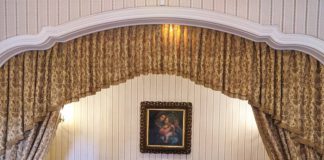 Гостиный гарнитур в стиле Людовика XIV мебельщика Генриха Гамбса в запасниках Массандровского дворца Гостиный гарнитур в стиле Людовика XIV мебельщика Генриха Гамбса в запасниках Массандровского дворца