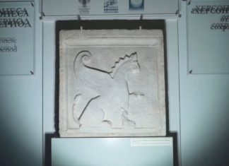 Плита-барельеф Грифона в Херсонесе Таврическом, одного из самых загадочных символов Крыма Плита-барельеф Грифона в Херсонесе Таврическом, одного из самых загадочных символов Крыма