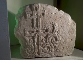 Артефакты Херсонеса — тимпан, известняковая плита над дверью храма или здания, видео Артефакты Херсонеса - тимпан, известняковая плита над дверью храма или здания, видео