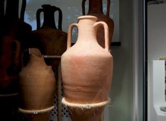 Артефакты Херсонеса: Херсонесская амфора, с клеймом на ручке ΔΑΜΟΣΙΟΝ, означающем «государственный» штамп Артефакты Херсонеса: Херсонесская амфора, с клеймом на ручке ΔΑΜΟΣΙΟΝ, означающем «государственный» штамп.