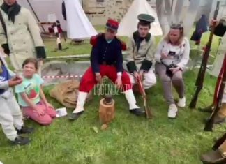 В Севастополе, на Михайловской батарее, проходит военно-исторический праздник «Защитники Севастополя. Ожившая история» В Севастополе, на Михайловской батарее, проходит военно исторический праздник «Защитники Севастополя. Ожившая история»