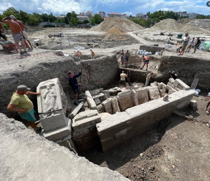 Открытие на раскопках Херсонеса: погребальный комплекс с памятником Аннионы, памятником Аристона и гробницей-колумбарием