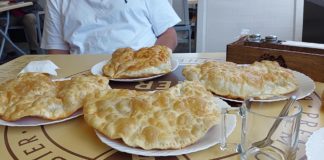 Самые вкусные чебуреки в Крыму, чебуреки «как два моих лица» , кафе Орли в селе Орлиное Самые вкусныечебуреки в Крыму, чебуреки как два моих лица , кафе Орли в селе Орлиное