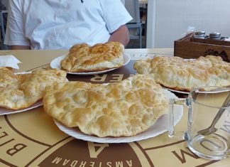 Самые вкусные чебуреки в Крыму, чебуреки «как два моих лица» , кафе Орли в селе Орлиное Самые вкусныечебуреки в Крыму, чебуреки как два моих лица , кафе Орли в селе Орлиное