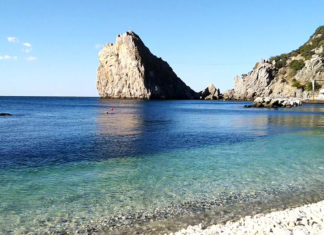 Симеиз в сентябре, утро на пляже Симеиза, пустая парковка Симеиз в сентябре, утро на пляже Симеиза, пустая парковка