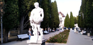 Симеизский парк после реконструкции, аллея Аполлонов сегодня и год назад Симеизский парк после реконструкции, аллея Аполлонов сегодня и год назад