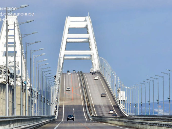 На Крымском мосту сегодня, 23 февраля 2023, возобновлено автомобильное движение - после ремонтных работ из-за теракта в октябре 2022