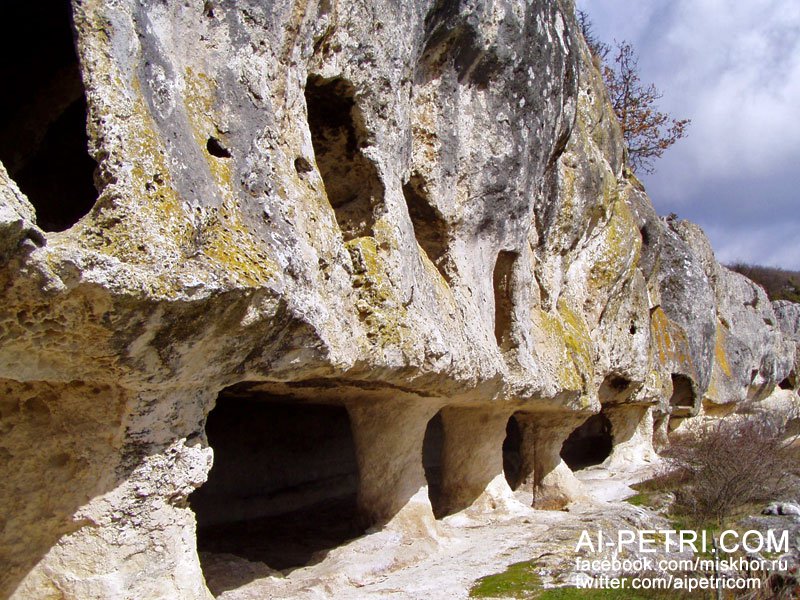 Виды пещерного монастыря Челтер-Мармара