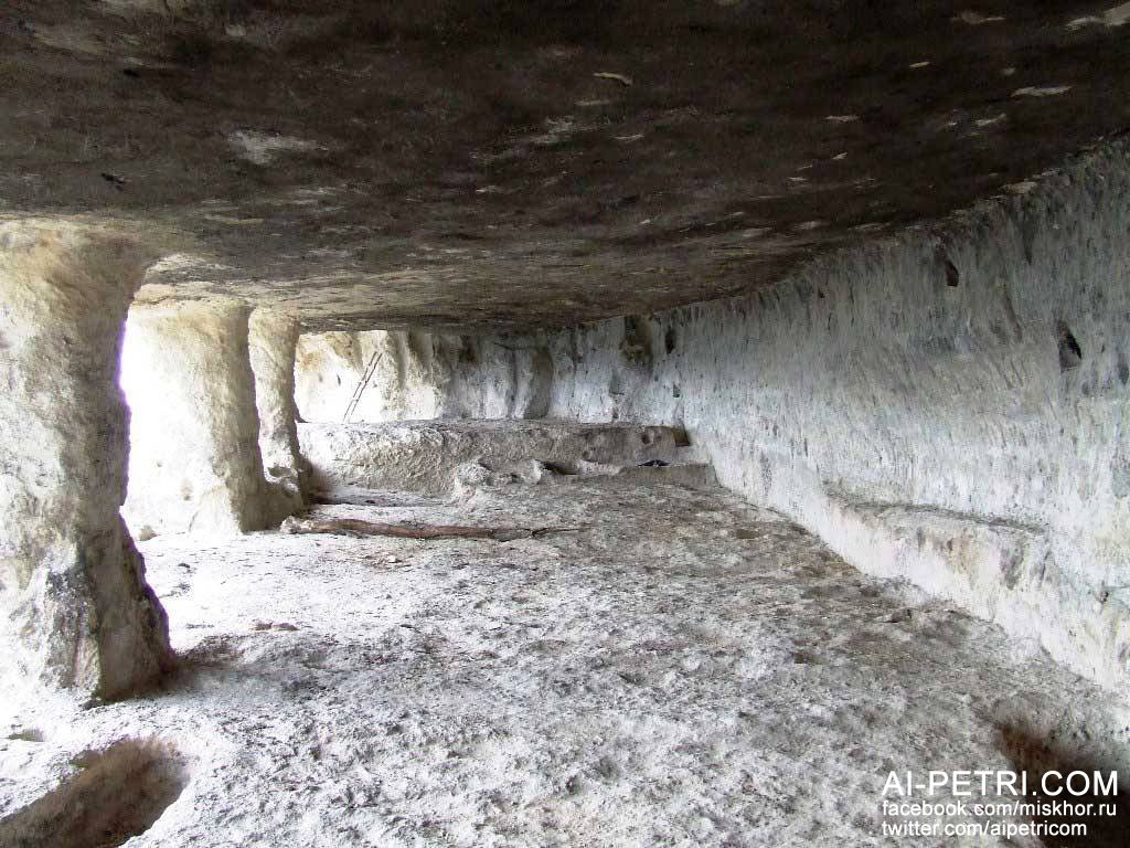 Виды пещерного монастыря Челтер-Мармара