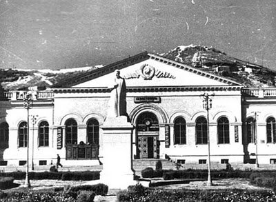 Новое здание ЖД вокзала в Севастополе в 1950 году