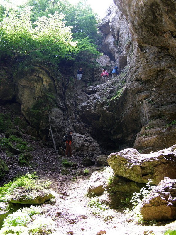 Вход в Пещеру Ледовый Колодец