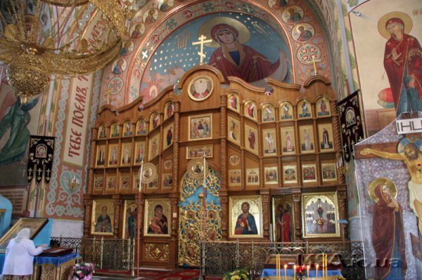 Внутри Покровского собора два храма: церковь покрова Пресвятой Богородицы и Софийский храм со склепами