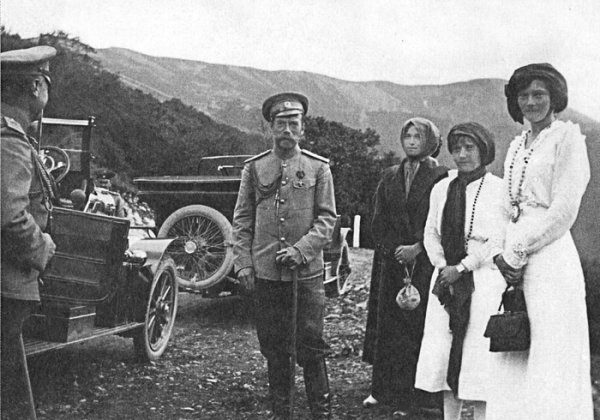 Николай II с семьей в монастыре