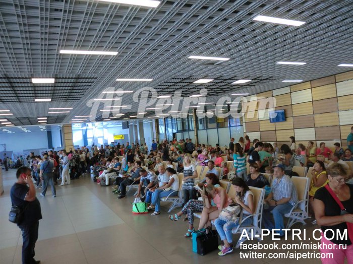 Вид аэропорта Симферополя в зале вылета 2015 год