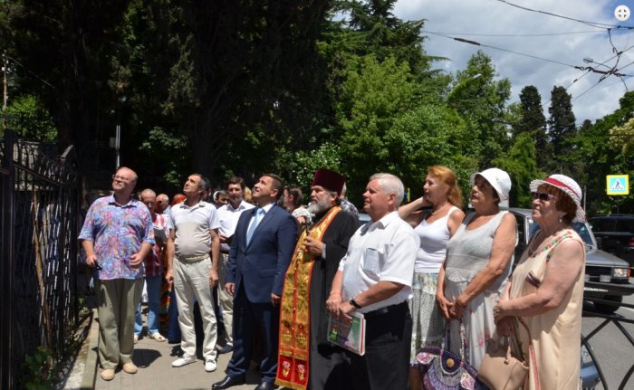 Церемония открытия иконы Спаса Нерукотворного на улице Кирова в Ялте