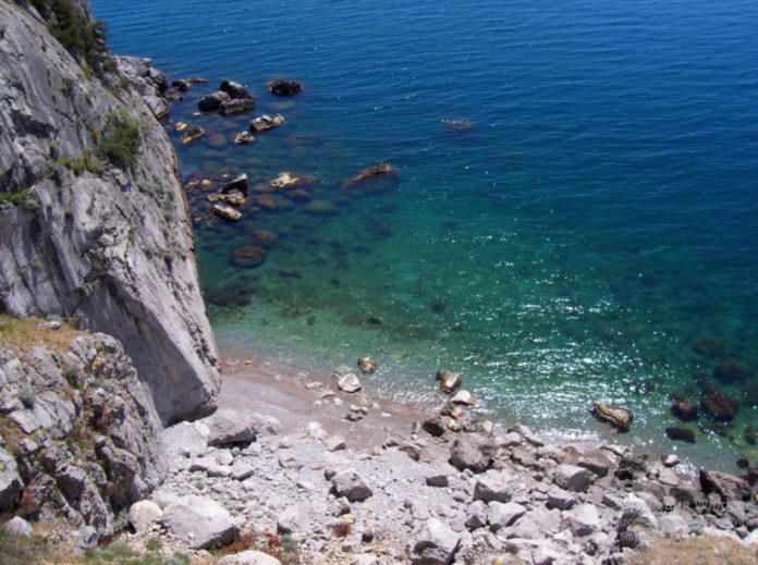 Дикий нудистский пляж «Камни» в Симеизе Дикий нудистский пляж "Камни" в Симеизе