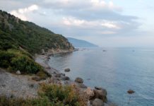 Дикий пляж в Никите на мысе Мартьян, Ялта Дикий пляж в Никите на мысе Мартьян, Ялта