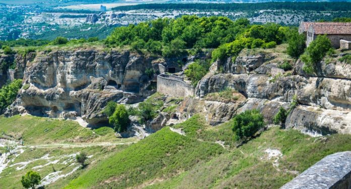 Древнее пещерное городище Чуфут-Кале, история Чуфут-Кале, фотографии Древнее пещерное городище Чуфут-Кале, история и фотографии
