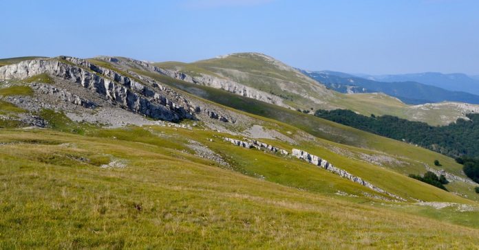 Горный массив Бабуган-Яйла и самая высокая крымская вершина Роман-Кош Горный массив Бабуган-Яйла и самая высокая крымская вершина Роман-Кош