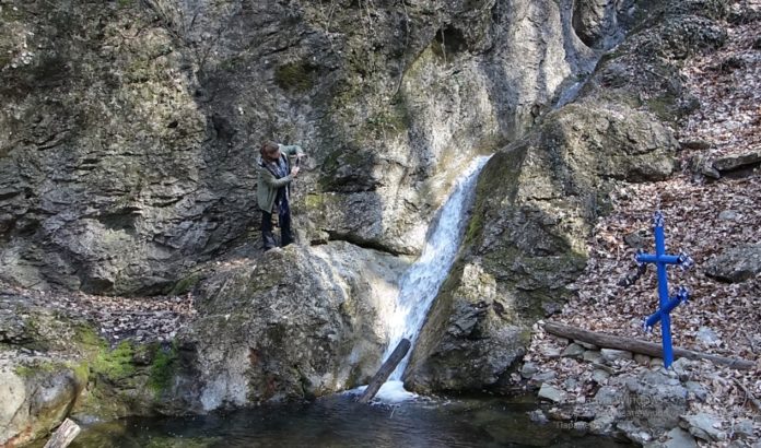 Водопад Трех Святителей и три целебных источника Топловского монастыря, Белогорье Целебный водопад Трех Святителей, Белогорск