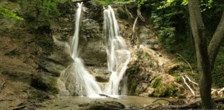 Водопад Гейзер, ландшафтный памятник Каменные грибы Сотера, Алушта Водопад Гейзер, ландшафтный памятник Каменные грибы Сотера, Алушта