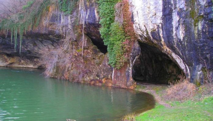 Водопад Мердвен-Тобе и грот Коба-Чаир, село Родное Водопад Мердвен-Тобе и грот Коба-Чаир, село Родное