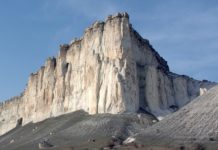 Белая Скала (скала Ак-Кая), живописный памятник природы в Белогорье, Крым Белая Скала (Ак-Кая), живописный памятник природы в Белогорье, Крым