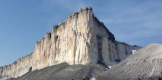 Белая Скала (скала Ак-Кая), живописный памятник природы в Белогорье, Крым Белая Скала (Ак-Кая), живописный памятник природы в Белогорье, Крым
