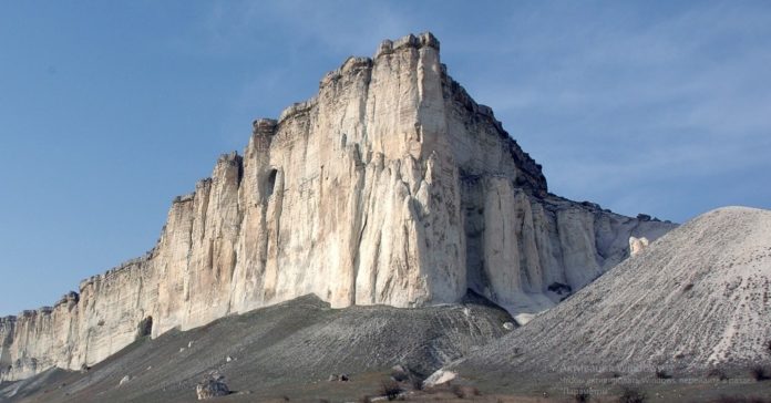 Белая Скала (скала Ак-Кая), живописный памятник природы в Белогорье, Крым Белая Скала (Ак-Кая), живописный памятник природы в Белогорье, Крым