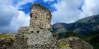 Древняя Крепость Фуна и церковь Св.Феодора Стратилата, у подножия горы Южная Демерджи Древняя Крепость Фуна и церковь Св.Феодора Стратилата, у подножия горы Южная Демерджи