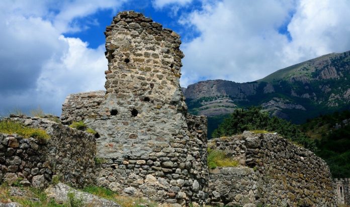 Древняя Крепость Фуна и церковь Св.Феодора Стратилата, у подножия горы Южная Демерджи Древняя Крепость Фуна и церковь Св.Феодора Стратилата, у подножия горы Южная Демерджи