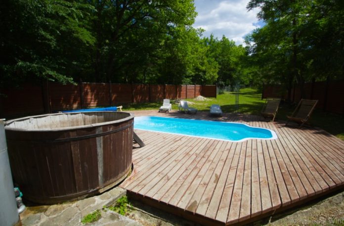 Минеральный источник Аджи-Су (Черные воды) в Коккозской долине Минеральный источник Аджи-Су (Черные воды) в Коккозской долине