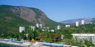 Партенит, живописный поселок Южного берега Крыма у подножия Медведь-горы Партенит, живописный поселок Южного берега Крыма у подножия Медведь-горы