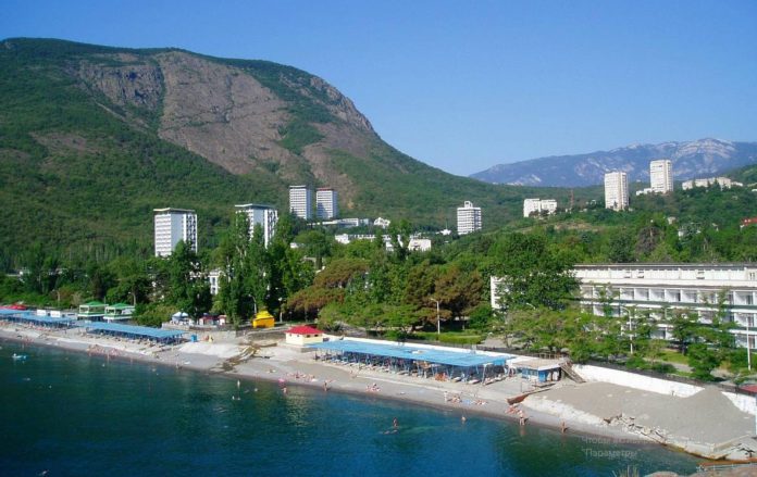 Партенит, живописный поселок Южного берега Крыма у подножия Медведь-горы Партенит, живописный поселок Южного берега Крыма у подножия Медведь-горы